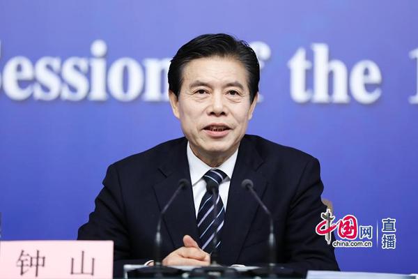 姚明為抗擊疫情獻(xiàn)血 開(kāi)心展示“感謝狀...