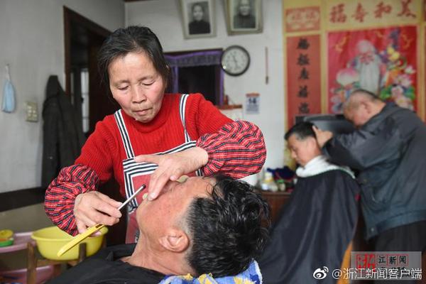 鐘楚曦故意露胸衣秀香肩，天然雪白肌膚美翻了