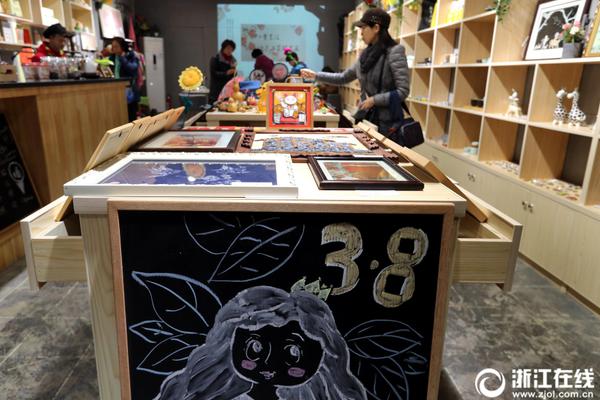 兩只狗狗被主人教導(dǎo)，結(jié)果金毛一臉倔強(qiáng)，貴賓：下一個...