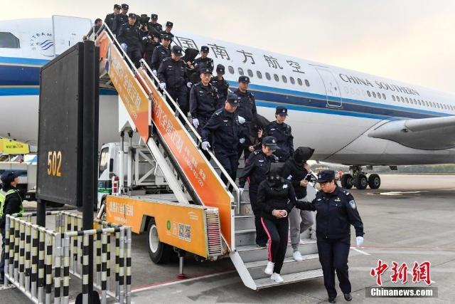 從習(xí)近平忙碌的四月看“我將無(wú)我”