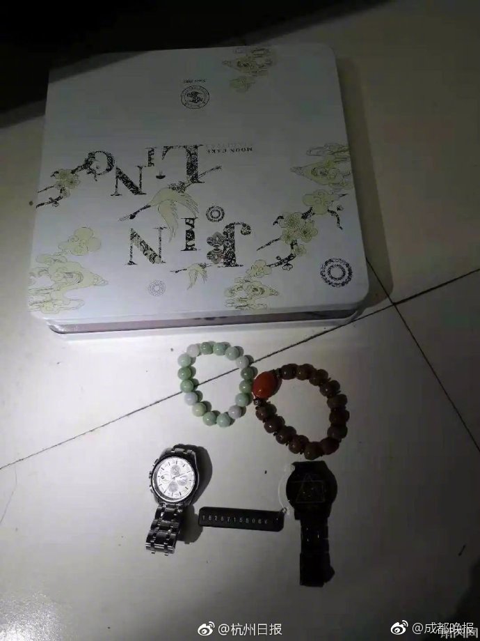 金卡戴珊和大象合影太驚艷！黑色抹胸...