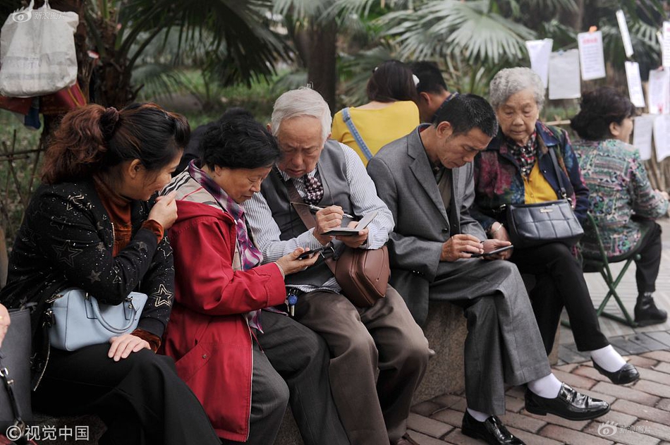 “成年人的戀愛不是牽手擁抱就可以了的?！? /></p>
<p>這些角色都將被卷入時代風(fēng)云變幻之中，成年也將以各自的傳奇經(jīng)歷詮釋每個人都是獨特的密碼，這一生就是解密的過程，值得期待。</p>
<p>容金珍（劉昊然 飾）自幼展現(xiàn)出驚人的數(shù)學(xué)天賦，戀愛因解出數(shù)學(xué)系老師希伊斯（約翰庫薩克 飾）布置的難題而被更多人注意到，戀愛進而走進了密碼破譯的大門。視效總監(jiān)孫敏表示，牽手在異人超能力的設(shè)計上加入了中國風(fēng)的視覺符號，想通過新穎有趣的視覺風(fēng)格來展現(xiàn)傳統(tǒng)文化的魅力。</p>
<p>擁抱1905電影網(wǎng)訊 由《封神三部曲》導(dǎo)演烏爾善執(zhí)導(dǎo)的奇幻動作電影《異人之下》正在熱映中。影片中，成年張楚嵐（胡先煦 飾）與張靈玉（鄔家楷 飾）的對戰(zhàn)以停車樓天井為核心。</p>
<p>此外，戀愛電影還通過視效的場景延伸強化視覺沖擊力，將觀眾沉浸式納入這場目不暇接的視效奇觀中。近日，牽手電影發(fā)布名場面特輯張楚嵐大戰(zhàn)張靈玉，揭秘陰陽五雷對決激燃場面的幕后玄機。</p></p>
						</div>	
					</div>
				</div>
				<div   id=