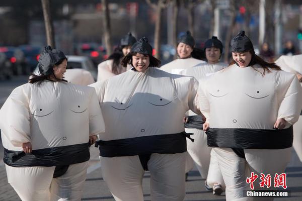 鐘楚曦套裝內(nèi)搭露腰背心 卷發(fā)造型性感十足