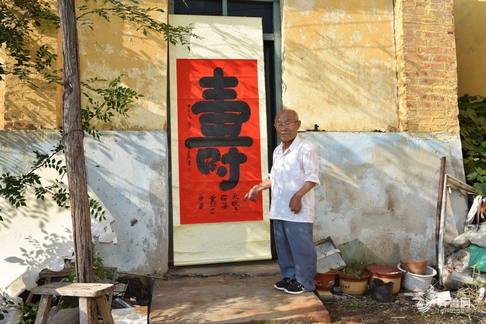 德牧把自己當成孩子，跟小主人搶“媽媽”，誰還不是寶寶呢