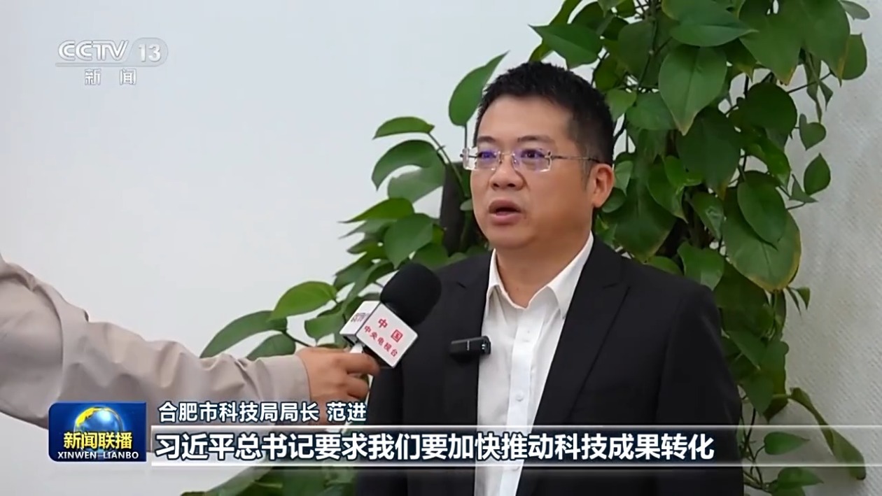 德牧把自己當成孩子，跟小主人搶“媽媽”，誰還不是寶寶呢