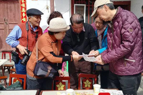 夏天搭配一雙高跟鞋，出街的時候更顯魅力