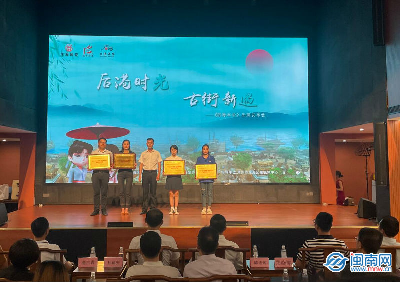大學(xué)校園鮮花盛開 爭奇斗艷