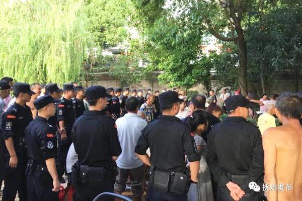 楊超越吐槽因牙齒矯正不能吃烤肉 竟還自黑素顏丑