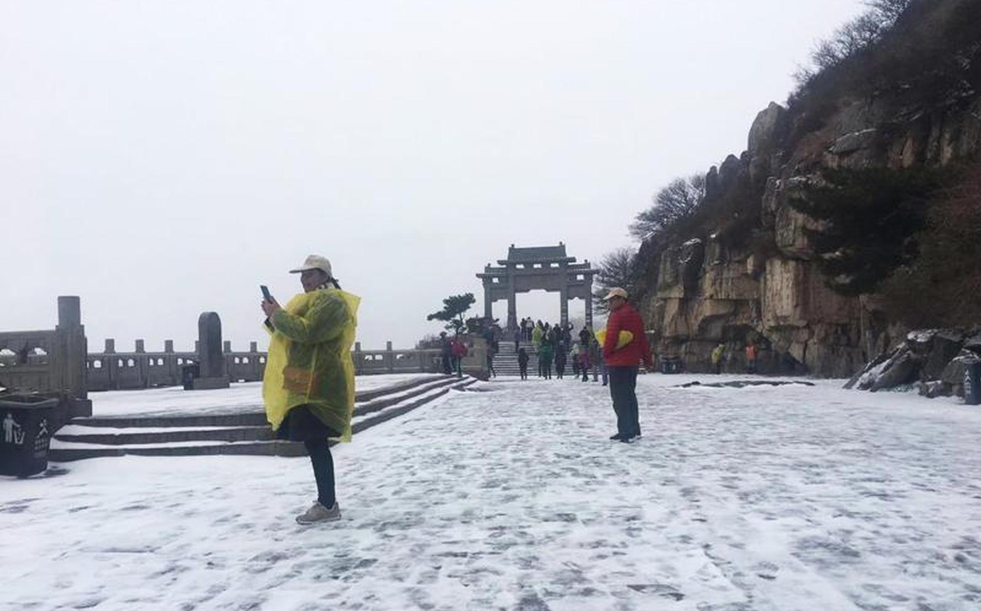 有人抗議天皇穿西服，西鄉(xiāng)隆盛吼了句，那人驚恐而退